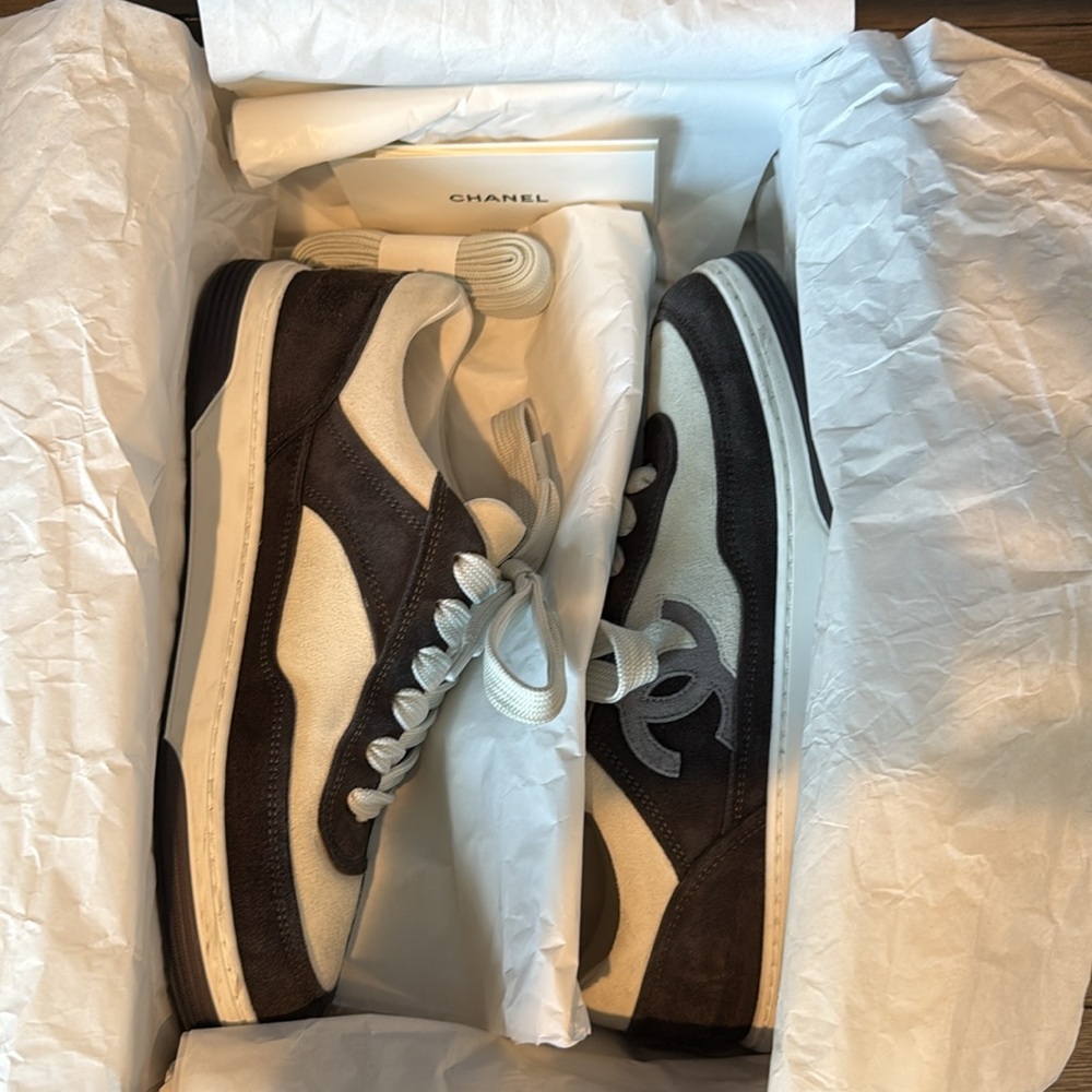 Chanel interlocking CC logo suede sneakers women’s size 38. - Picture 9 of 11